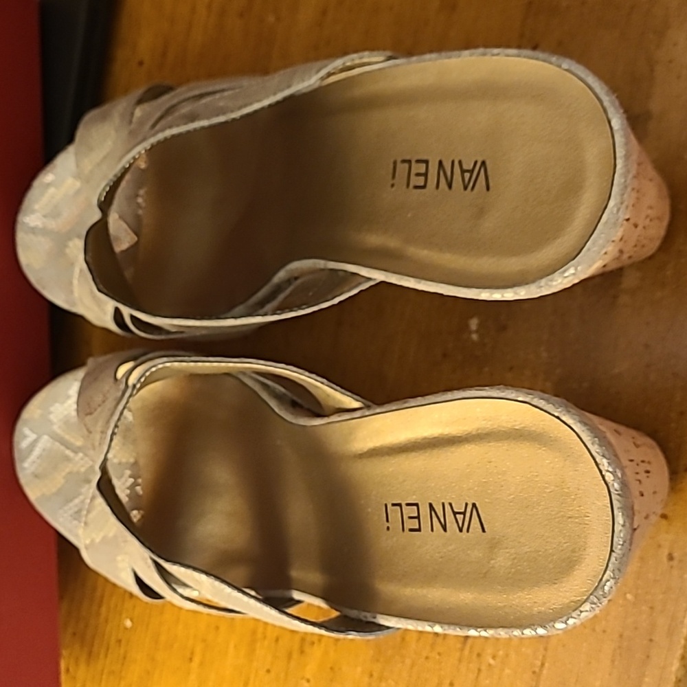 Vaneli Gold Shimmer Printed Platform Sandals Size 11 B - Picture 5 of 8